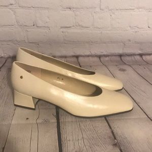 Etienne Aigner creme leather heels